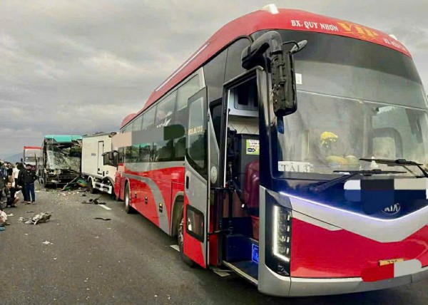 Tai nạn liên hoàn trên cao tốc Vân Phong - Nha Trang, người dân 