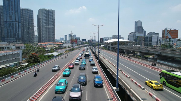 Tai nạn liên hoàn trên cầu Sài Gòn, giao thông ùn ứ