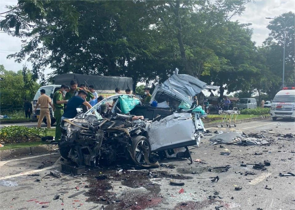 Tai nạn liên hoàn trên đường Nguyễn Văn Linh, 2 người tử vong