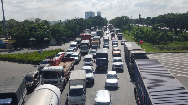 Tai nạn ở Bình Chánh: Xe container cuốn xe máy vào gầm, một phụ nữ tử vong