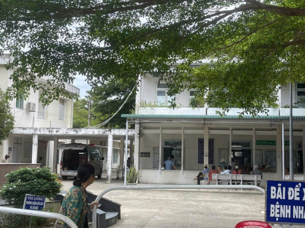 Tai nạn ở đèo Đại Ninh: Đá từ xe công trình rơi trúng xe 16 chỗ, 1 người nước ngoài tử vong