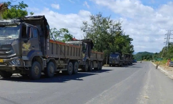 Tai nạn ở đèo Đại Ninh: Đá từ xe công trình rơi trúng xe 16 chỗ, 1 người nước ngoài tử vong