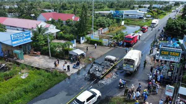 Tai nạn tại Cà Mau: 2 người tử vong tại chỗ, 2 xe cháy rụi Tai nạn tại Cà Mau: 2 người tử vong tại chỗ, 2 xe cháy rụi