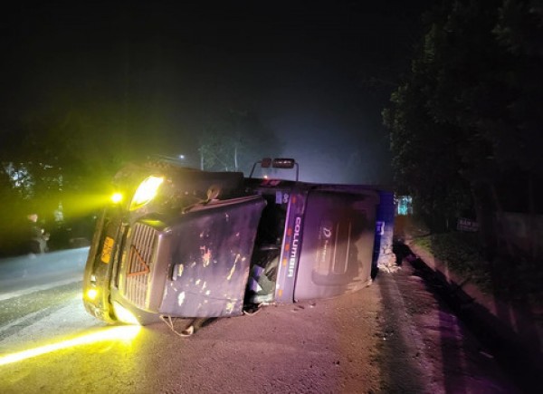 Tai nạn thảm khốc giữa xe chở khách du lịch và xe container, 5 người tử vong