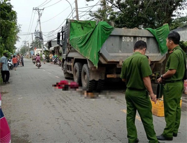 Tai nạn xe máy với xe ben, 1 người tử vong