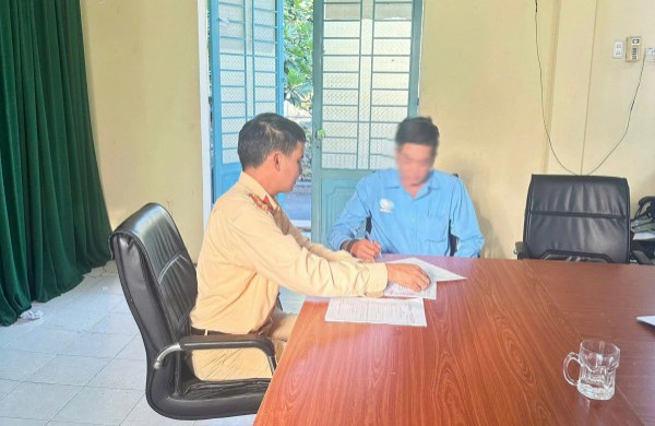 Tài xế chuyển làn ẩu suýt gây tai nạn trên cao tốc