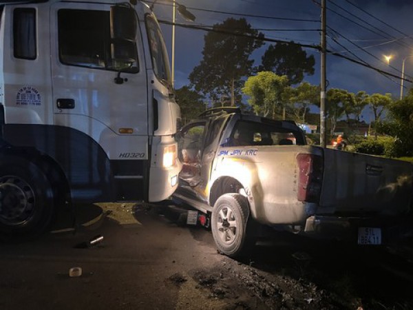 Tài xế nghi vấn bị đột tử, xe bồn chở khí gas tông loạn xạ trước cổng công ty