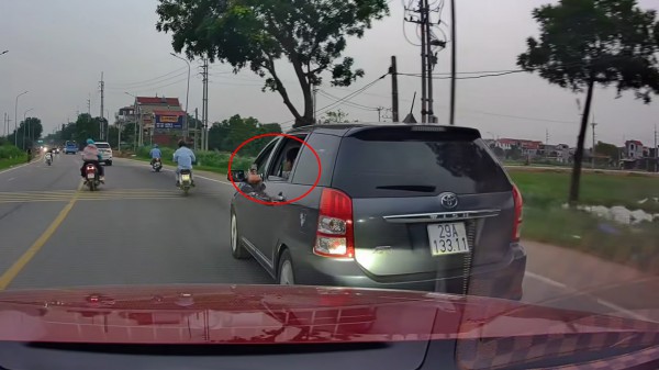 Tài xế vừa lái ô tô vừa Tài xế vừa lái ô tô vừa