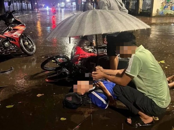 Tài xế xe bán tải rời khỏi hiện trường vụ tai nạn đã trình diện công an Tài xế xe bán tải rời khỏi hiện trường vụ tai nạn đã trình diện công an