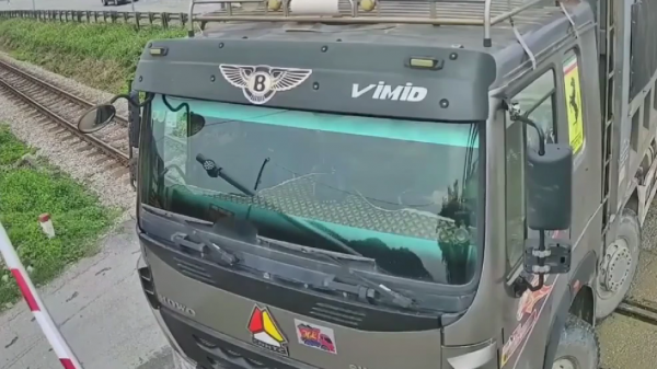 Tài xế xe tải cố tình vượt gác chắn đường sắt