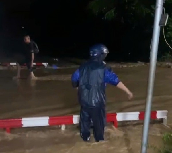 Tạm dừng một số tàu Bắc - Nam qua Khánh Hòa do đường sắt bị ngập