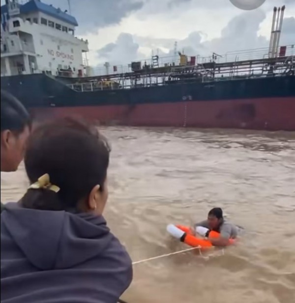 Tàu hàng tông phà chở khách, xe tải và nhiều người rơi xuống sông Vàm Nao