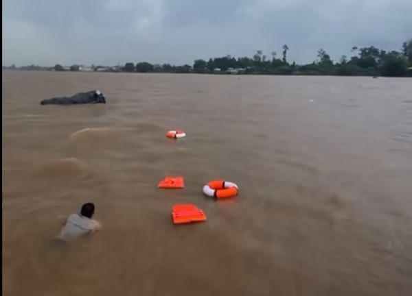 Tàu hàng tông phà chở khách, xe tải và nhiều người rơi xuống sông Vàm Nao