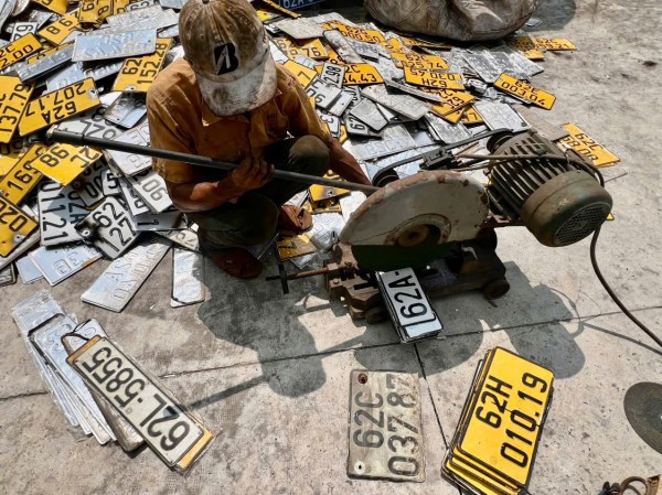 Tây Ninh tiêu hủy số lượng lớn biển số, phôi chứng nhận đăng ký xe