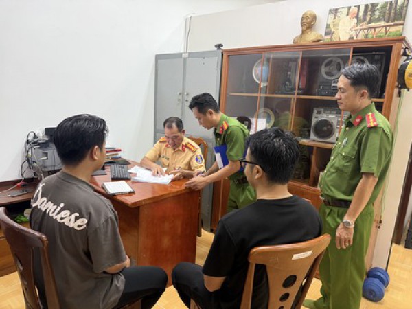 Thanh niên chạy xe máy ‘bốc đầu’ trên đường Dương Quảng Hàm đã bị tịch thu xe, phạt 7 triệu đồng