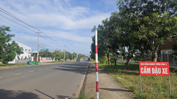 Tháo dỡ biển báo 20 km/giờ ở Đồng Nai sau phản ánh của Báo Thanh Niên