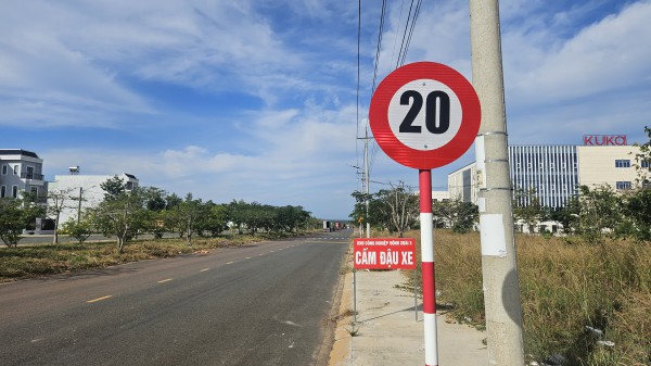 Tháo dỡ biển báo 20 km/giờ ở Đồng Nai sau phản ánh của Báo Thanh Niên