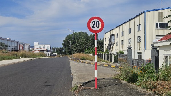 Tháo dỡ biển báo 20 km/giờ ở Đồng Nai sau phản ánh của Báo Thanh Niên