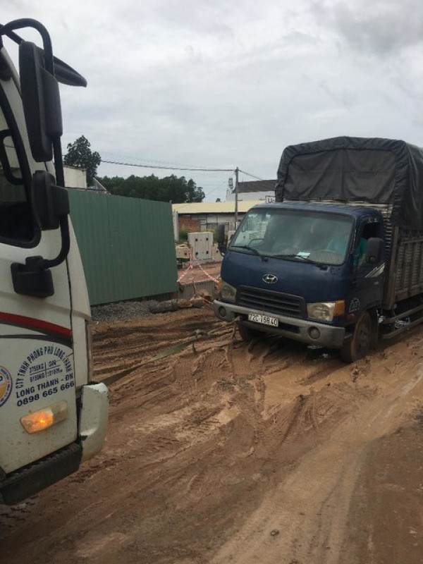 Thi công cao tốc Biên Hòa – Vũng Tàu: Người dân khổ sở với con đường tạm nguy hiểm