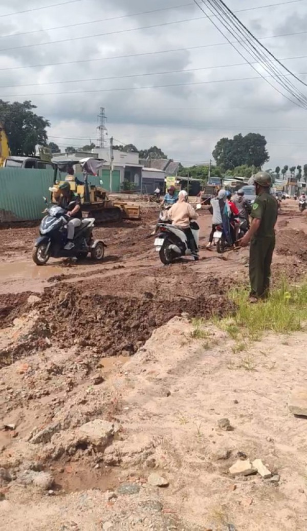 Thi công cao tốc Biên Hòa – Vũng Tàu: Người dân khổ sở với con đường tạm nguy hiểm