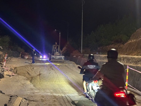 Thi công xuyên đêm khắc phục tạm hư hỏng QL24 đoạn lên khu du lịch Măng Đen