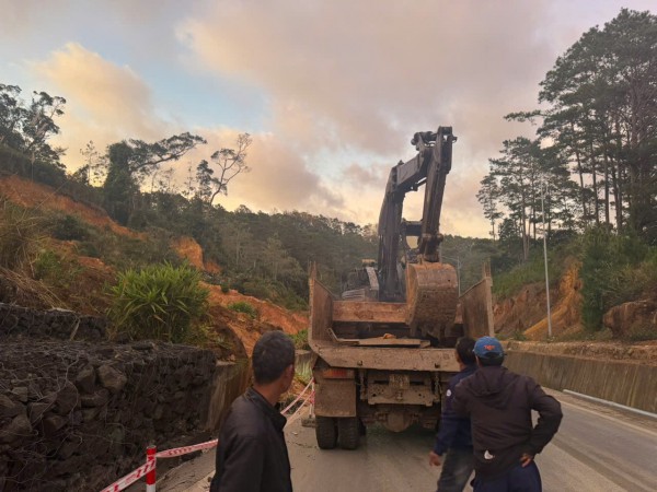 Thi công xuyên đêm khắc phục tạm hư hỏng QL24 đoạn lên khu du lịch Măng Đen