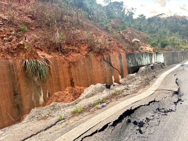 Thi công xuyên đêm khắc phục tạm hư hỏng QL24 đoạn lên khu du lịch Măng Đen