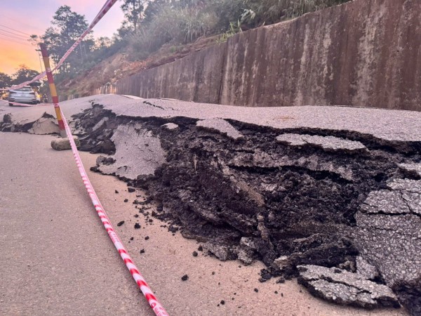 Thi công xuyên đêm khắc phục tạm hư hỏng QL24 đoạn lên khu du lịch Măng Đen