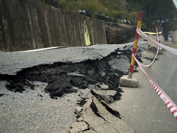 Thi công xuyên đêm khắc phục tạm hư hỏng QL24 đoạn lên khu du lịch Măng Đen