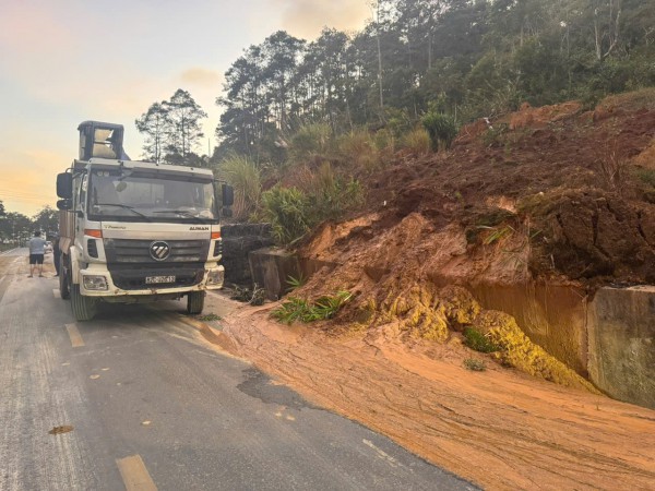 Thi công xuyên đêm khắc phục tạm hư hỏng QL24 đoạn lên khu du lịch Măng Đen