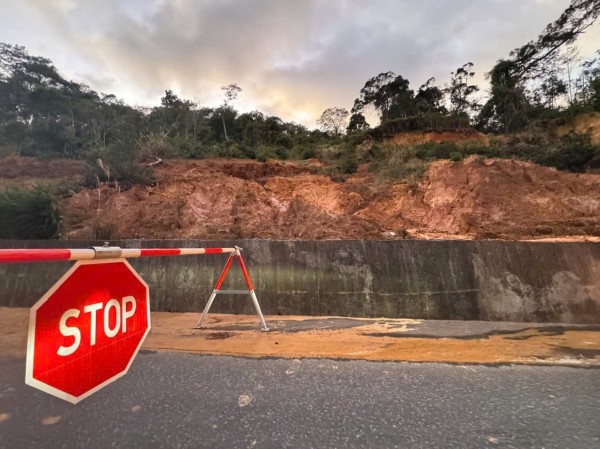 Thi công xuyên đêm khắc phục tạm hư hỏng QL24 đoạn lên khu du lịch Măng Đen