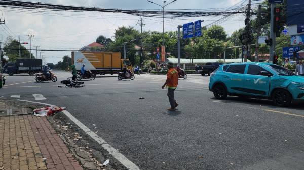 Thiếu niên chạy xe máy tử vong sau va chạm với ô tô