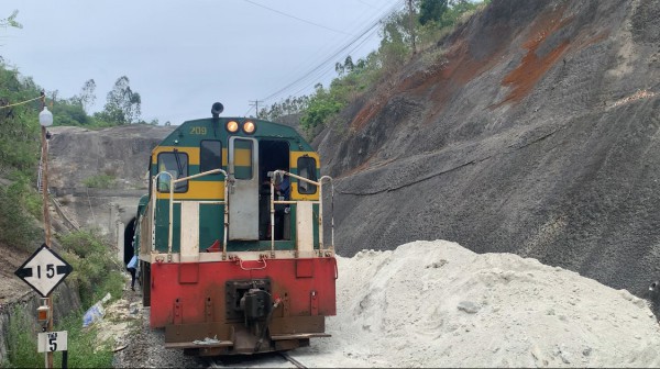 Thông hầm đường sắt Chí Thạnh sau 10 ngày sạt lở