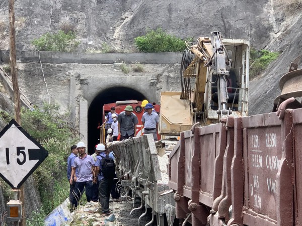 Thông hầm đường sắt Chí Thạnh sau 10 ngày sạt lở