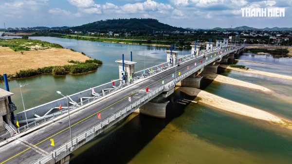 Thông xe đập dâng hạ lưu sông Trà Khúc, nối liền đôi bờ dịp tết