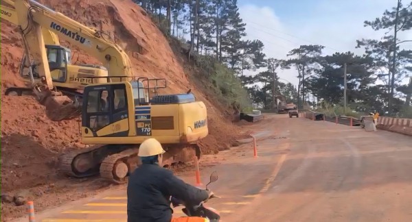 Thông xe đèo D’Ran sau hơn 40 ngày bị sạt lở nghiêm trọng