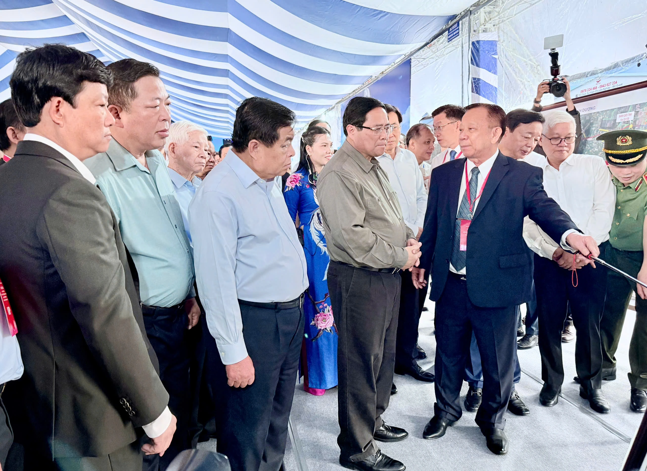 Thủ tướng phát lệnh khởi công cao tốc TP.HCM - Thủ Dầu Một - Chơn Thành Thủ tướng phát lệnh khởi công cao tốc TP.HCM - Thủ Dầu Một - Chơn Thành