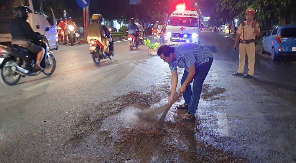 Tiền Giang: Dầu nhớt rơi vãi trên quốc lộ làm hàng loạt xe máy té ngã