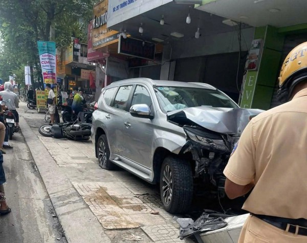 Tông xe liên hoàn trên đường Trường Chinh, nhiều người bị thương