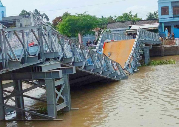 Trà Vinh: Hy hữu dùng 2 ô tô thử tải cầu tạm dẫn đến cầu sập, xe suýt rớt sông
