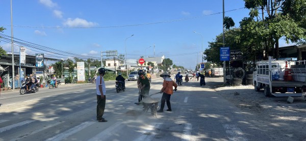 Truy tìm ô tô chở cát rơi vãi trên đường khiến nhiều người té ngã