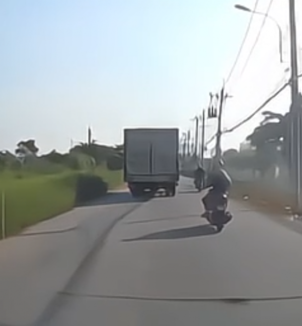 Truy tìm xe tải va chạm xe máy trên đường Võ Văn Bích TP.HCM