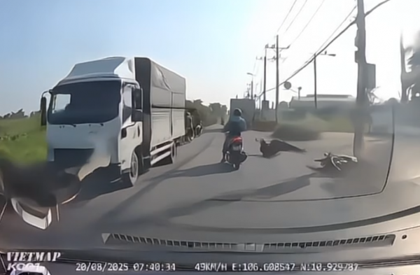 Truy tìm xe tải va chạm xe máy trên đường Võ Văn Bích TP.HCM
