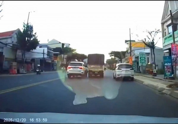 Truy tìm xe tải vượt ẩu, va chạm liên tiếp 2 ôtô con ở Lâm Đồng