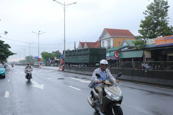 Tuyến QL1 qua Huế nát bươm sau lũ, đang được 