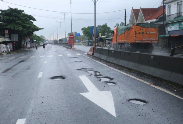 Tuyến QL1 qua Huế nát bươm sau lũ, đang được 