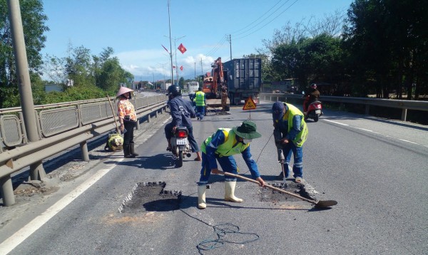 Tuyến QL1 qua Huế nát bươm sau lũ, đang được 