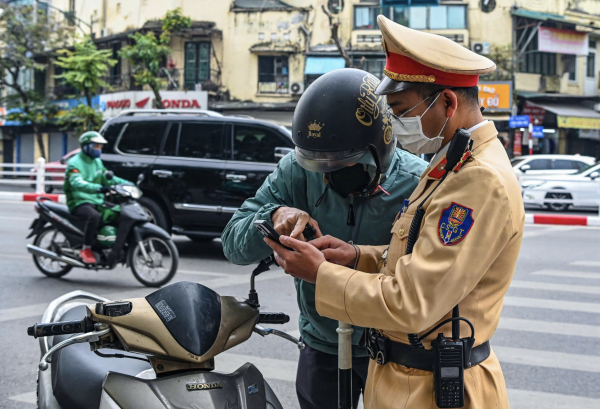 Vi phạm giao thông, chỉ tăng phạt tiền thì chưa đủ Vi phạm giao thông, chỉ tăng phạt tiền thì chưa đủ