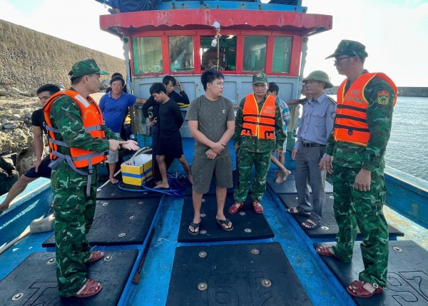 Vi phạm thiết bị giám sát hành trình, 2 thuyền trưởng bị tước chứng chỉ hành nghề