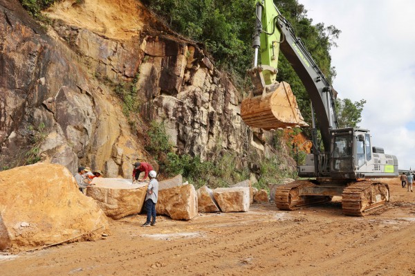 Vì sao chưa thể thông tuyến đèo Khánh Lê?